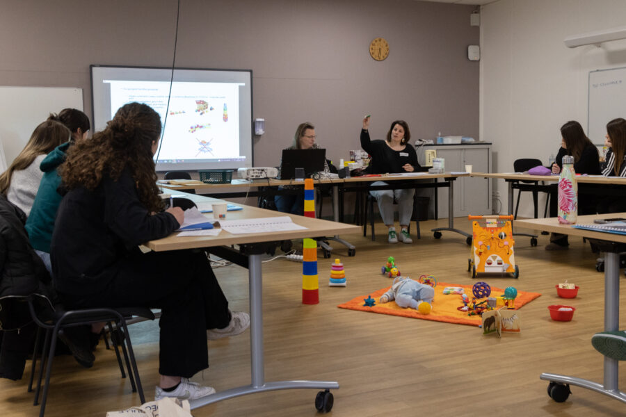 Baby-sitting : un stage gratuit pour les 16-25 ans