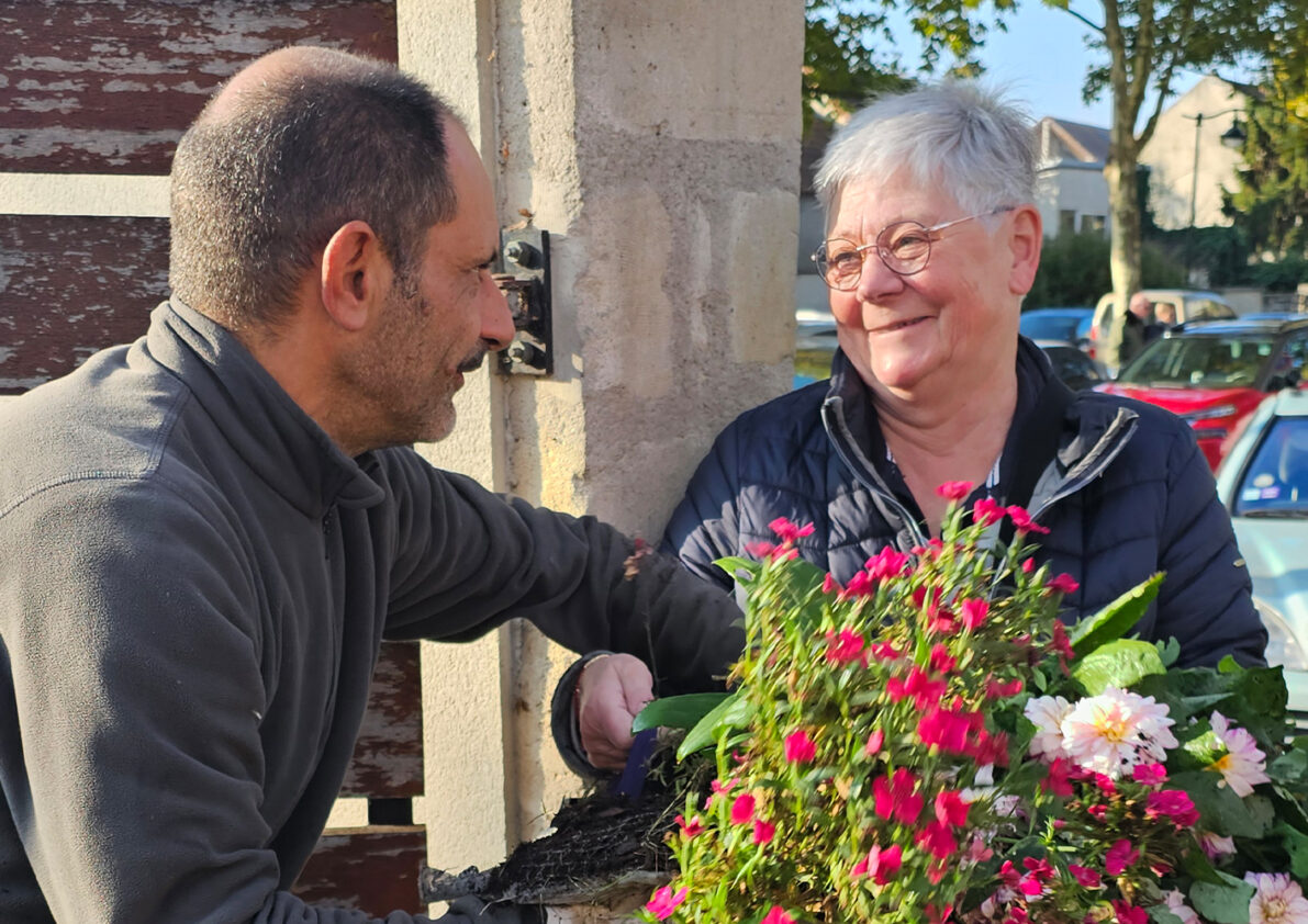 Distribution de fleurs par la Ville