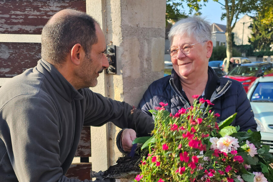 Distribution de fleurs par la Ville